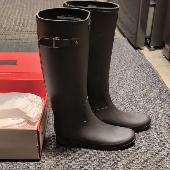 Hunter Slim Black Waterproof Rain Boots - Picture 6 of 7